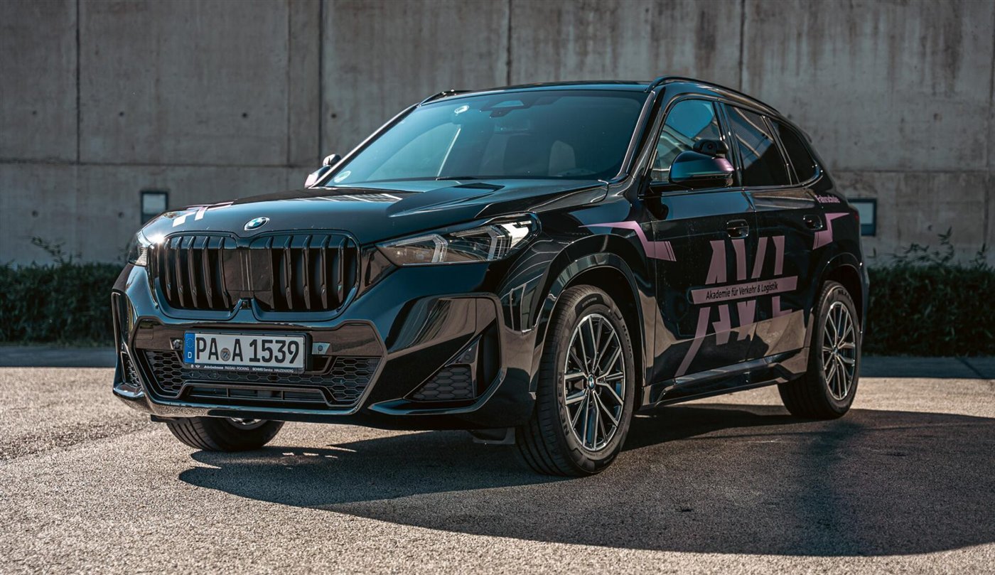 BMW X1 der AVL Fahrschule, Seitenansicht